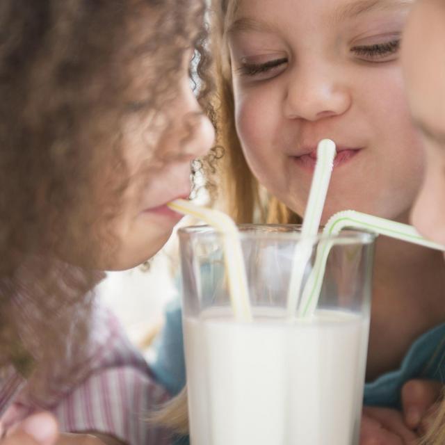 Kinderen die melk drinken
