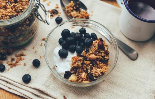 Yoghurt met granola en bessen