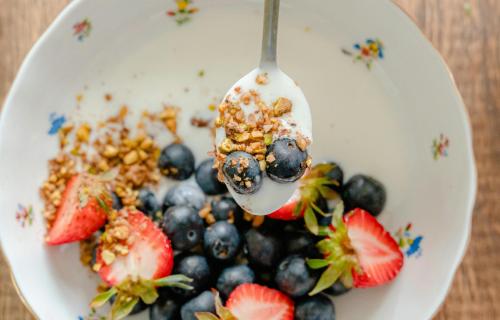 Yoghurt met rood fruit en granola