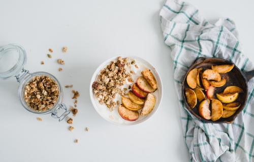 Yoghurt met granola en gebakken appeltjes