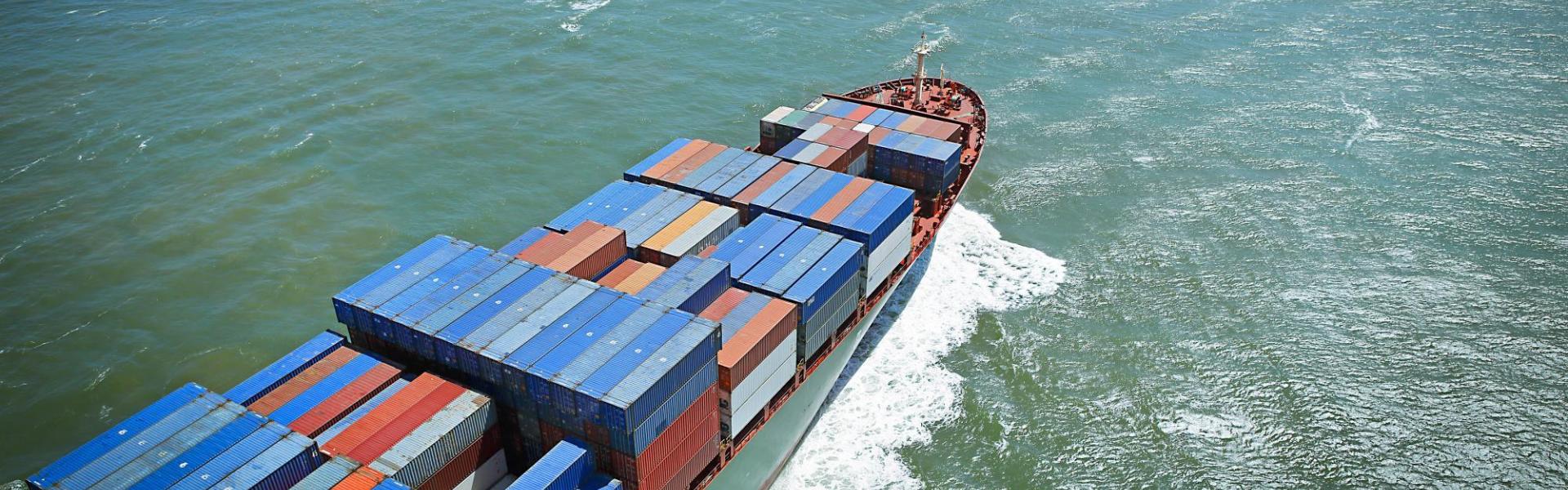 Vrachtschip met containers Vrachtschip met containers