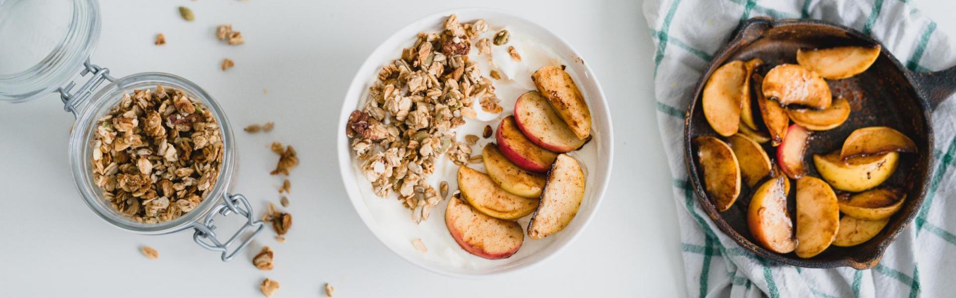 Yoghurt met granola en gebakken appeltjes Yoghurt met granola en gebakken appeltjes
