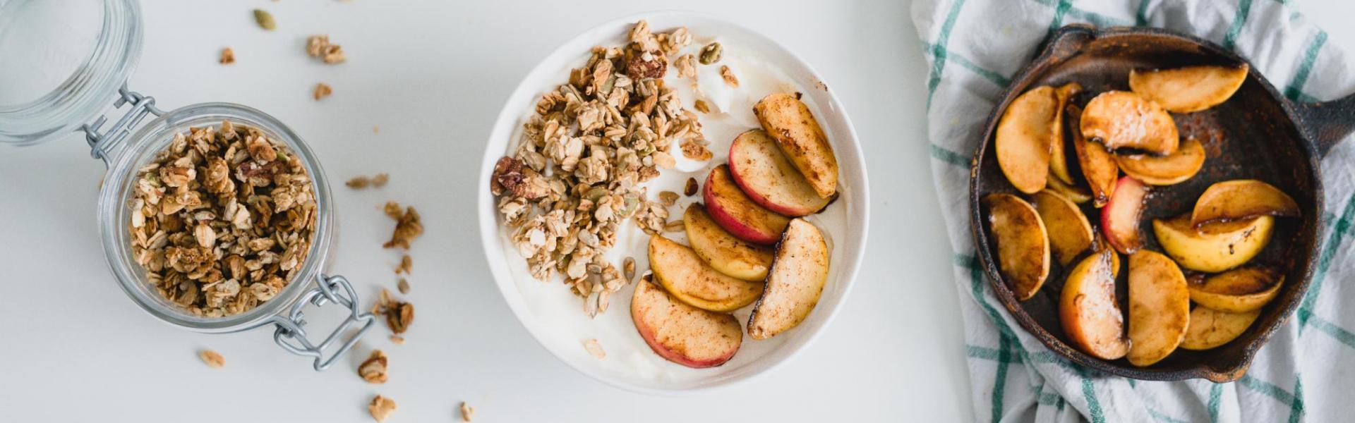 Yoghurt met granola en gebakken appeltjes